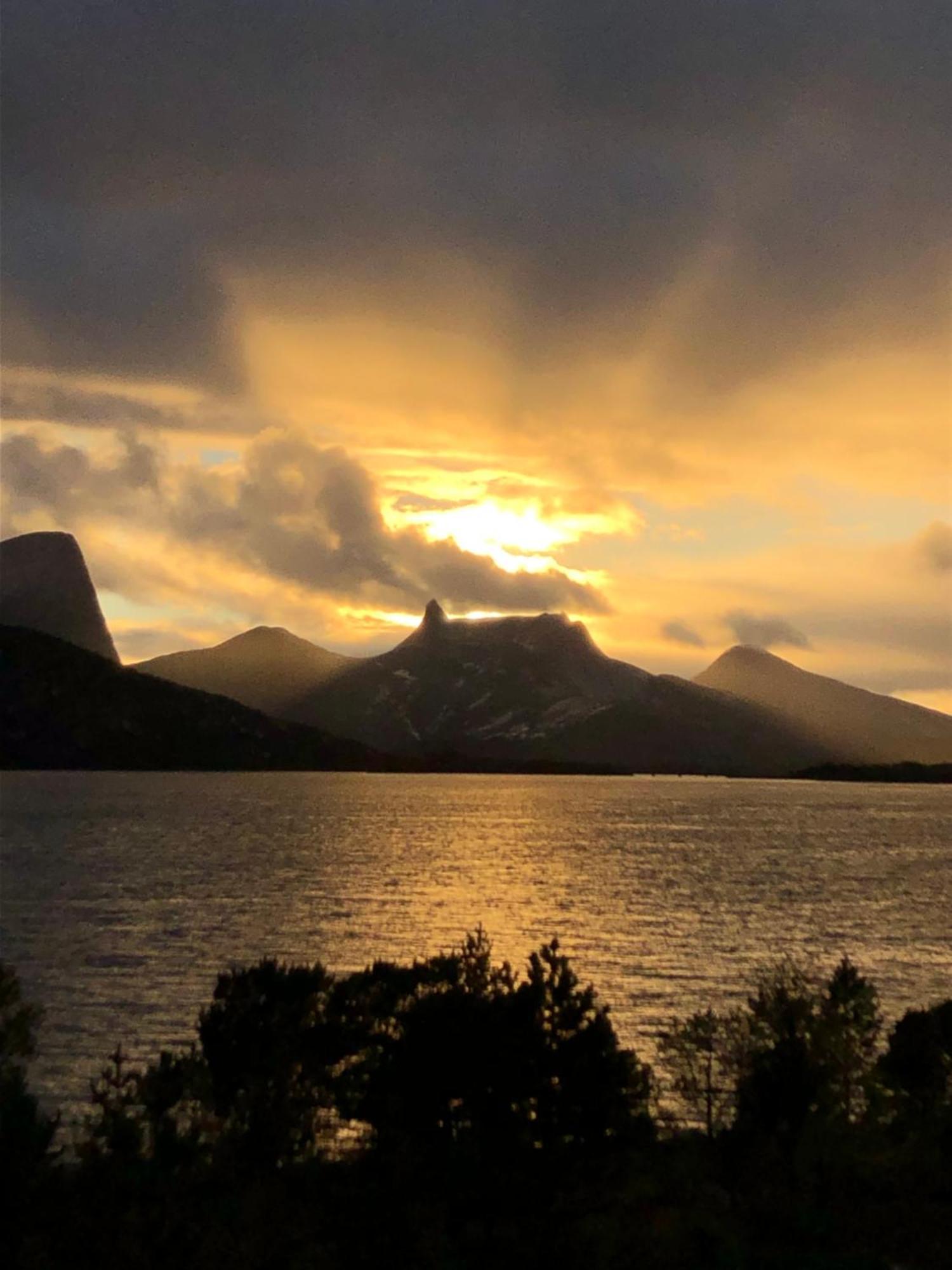 Unique holdiay home in spectacular Efjord Ballangen Extérieur photo